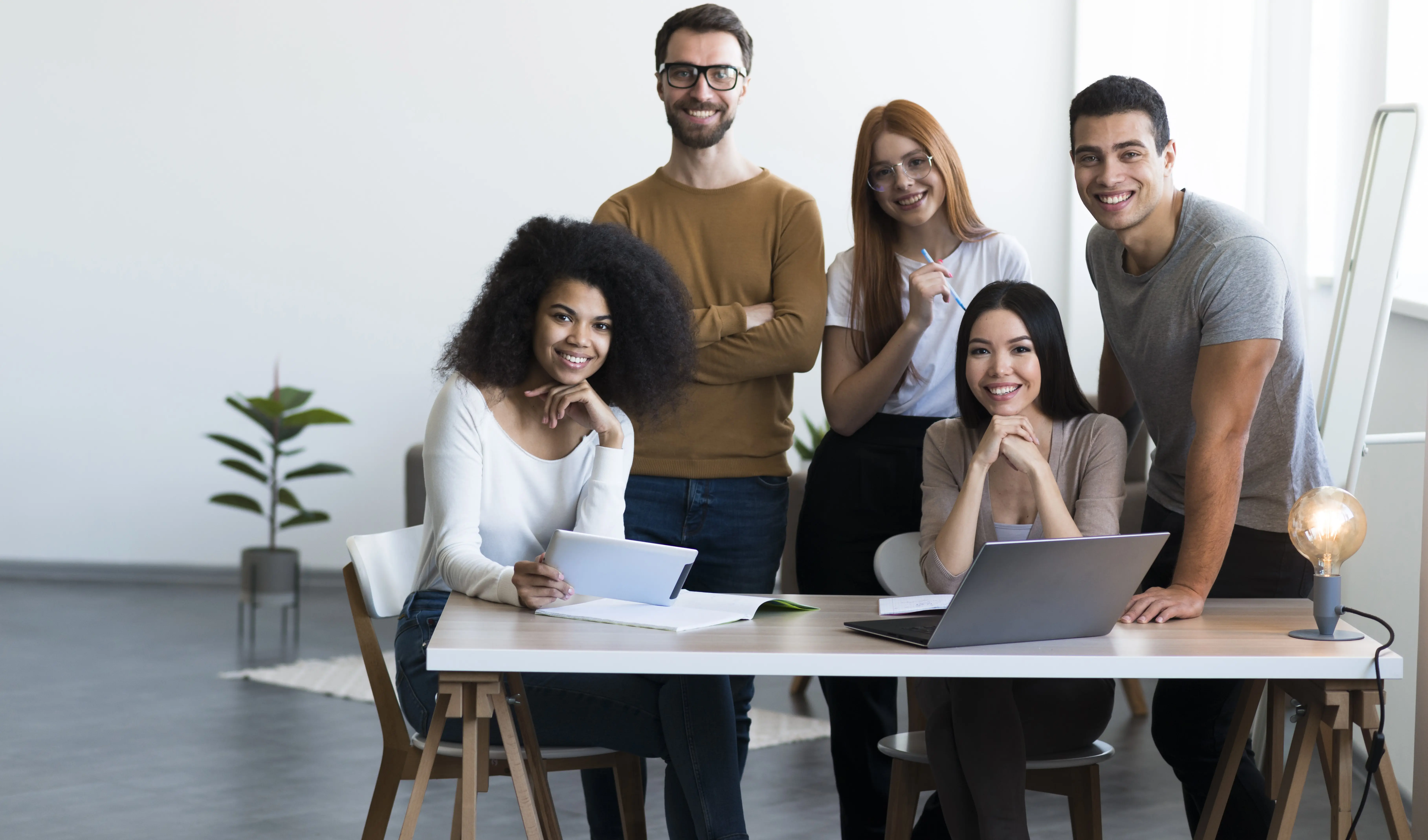 Grupo de personas sonriendo